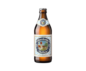 Eine Flasche helles Bier steht vor einem weißen Hintergrund, es kondensiert leicht.