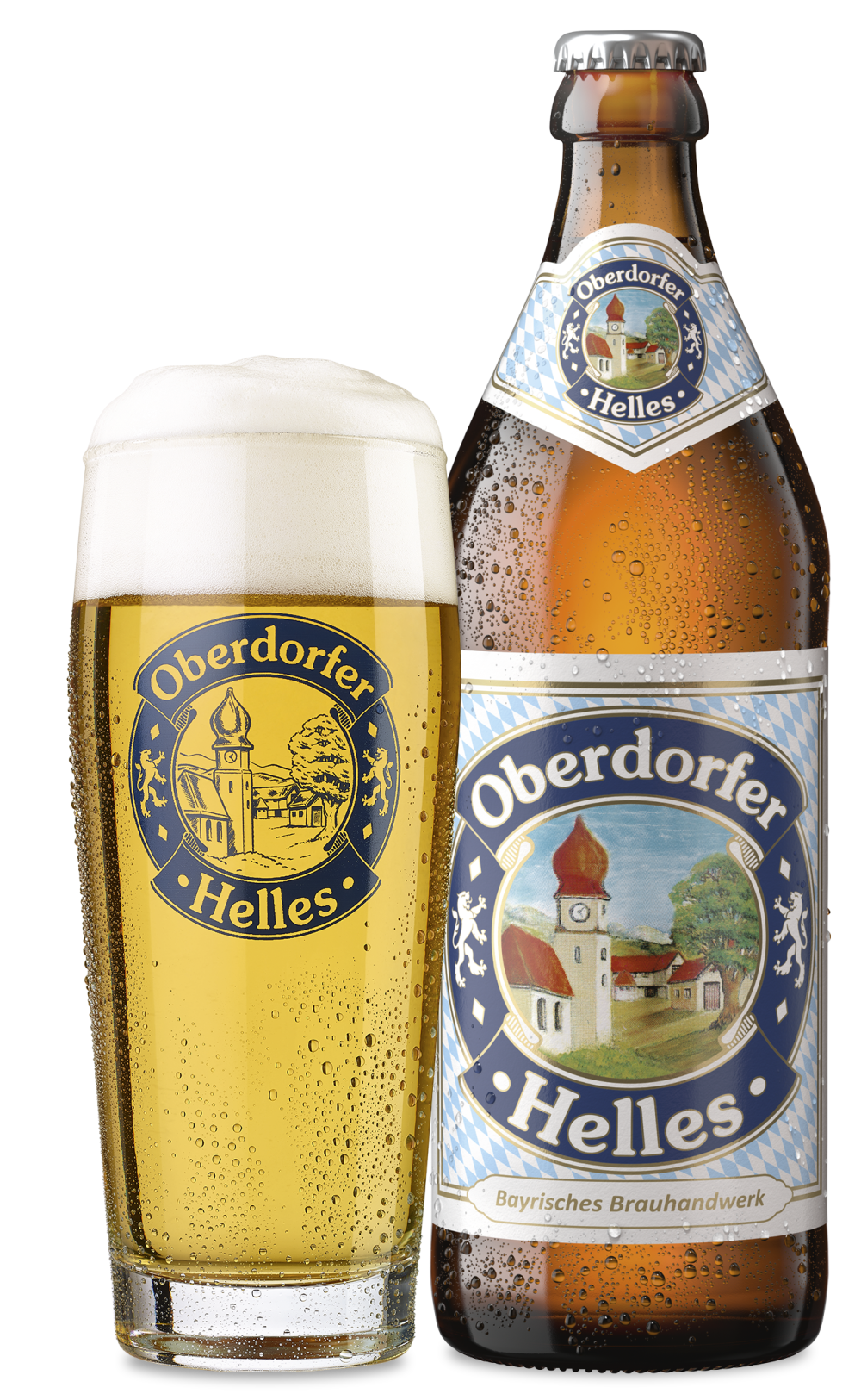 Ein Glas gefüllt mit hellem Bier steht neben einer Bierflasche mit Etikett und bayerischem Motiv.